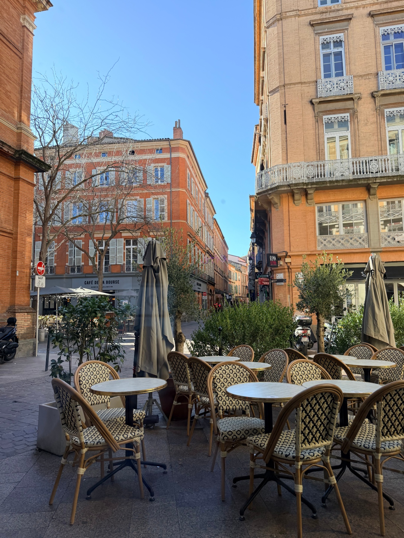 Place de la Bourse, terrasse de café à Toulouse